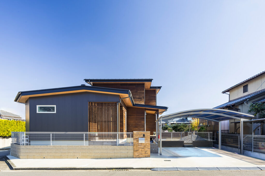 L字型キッチンはケヤキの一枚板｜津市